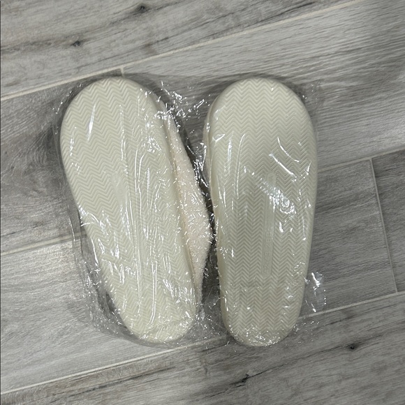 Cozy White Slippers with Red Bow - Picture 4 of 4